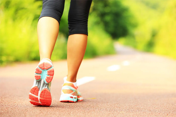 Cách đi bộ giật lùi giúp rèn luyện sức khỏe và tăng cường trí óc