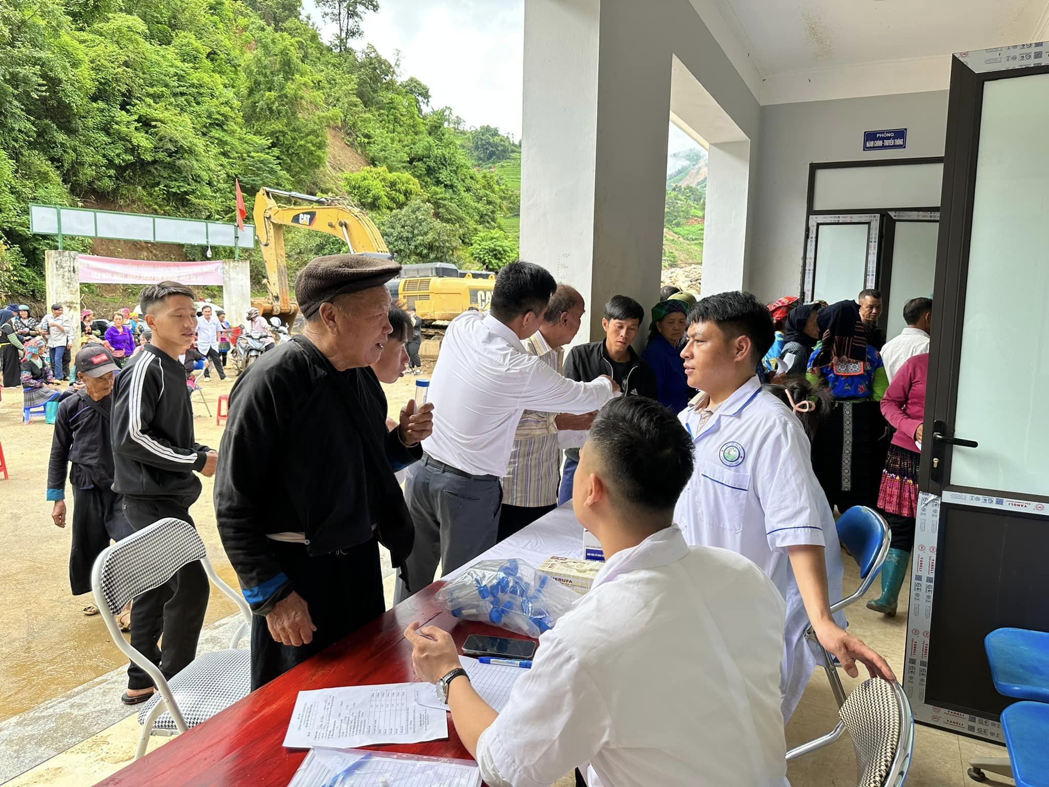 Khám sàng lọc, cấp thuốc miễn phí cho gần 200 người dân vùng lũ quét ở Yên Bái