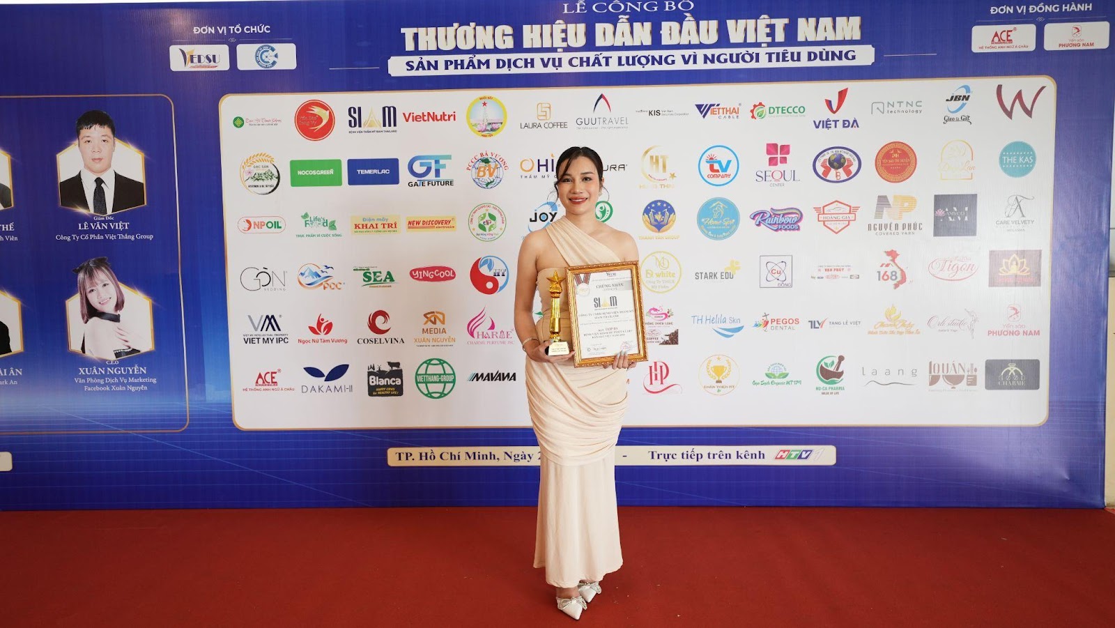 Bà Trần Nhật Trang, Phó Chủ tịch HĐQT & Phó Tổng Giám Đốc Bệnh Viện Thẩm Mỹ SIAM Thailand đã đại diện tham dự nhận giải thưởng.
